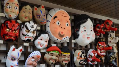 荔枝短剧剧照，广东本地题材生活剧，演员在岭南风格建筑前对话，画面温暖自然