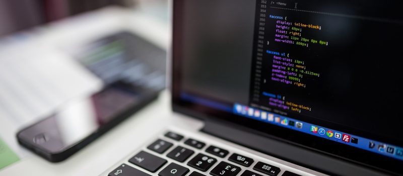荔枝网多端访问示意图，展示PC网页版、手机App端和微信小程序三种入口方式，背景为简洁的设备排列